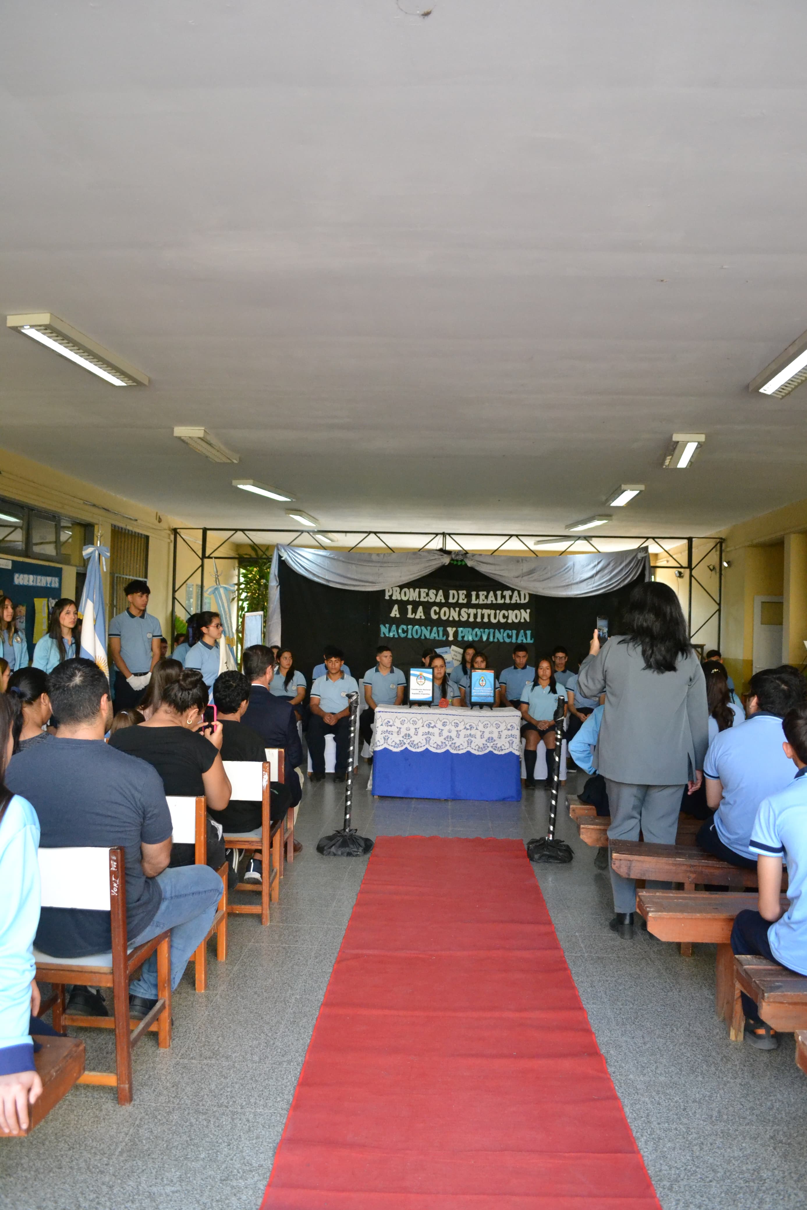 Estudiantes de 6° año recibiendo la Constitución Nacional